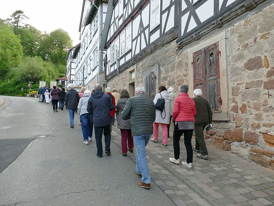 Markusprozession zum Kreuz an der Netzer Straße (Foto: Karl-Franz Thiede)